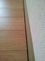 Comment Poser Un Parquet Flottant Partie 1 2 Reussir Ses Travaux Comment Poser Un Parquet Parquet Flottant Parquet