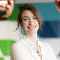 Eliza Lamb's Instagram, Twitter & Facebook