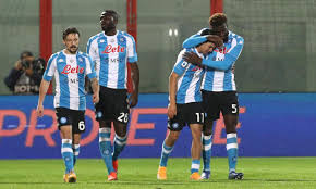 Oggi, venerdì 16 aprile 2021, è disponibile online la linea marcelo burlon county of milan x ssc napoli. Napoli Spuntano Le Maglie Speciali Per Marcelo Burlon In Campo Contro L Inter Foto Serie A Calciomercato Com