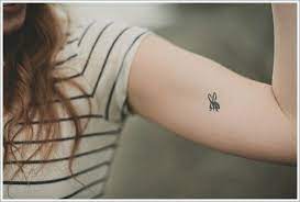28 Cute Queen Bee Tattoo Designs For Women And Men Queen Bee Tattoo Bee Tattoo Small Bee Tattoo