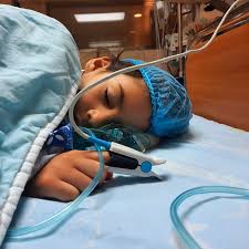 Efrat Achdari ‏ עבר שבוע מאז הפציעה של קאי. שבוע אינטנסיבי ומלחיץ שמרגיש  כמו חודש, ועכשיו כשרף הלחץ בשליטה, אני יכולה לגולל את הטראומה שעברה עלינו.  שבת, חוף הצוק תל אביב... הילדים