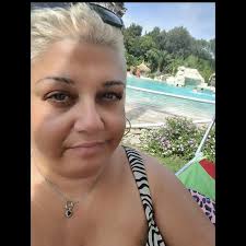 Sembra molto pitiriasi rosea, io l'ho avuta qualche anno fa, in versione  più lieve, ero diventata un dalmata a chiazze rosa. Il dermatologo mi diede  un prodotto tipo talco in polvere, da