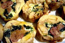 Per il cenone di capodanno il pollo disossato ripieno e cotto in forno è un pietanza davvero speciale che gustano tutti con golosità. Cosce Di Pollo Ripiene Di Spinaci Filanti