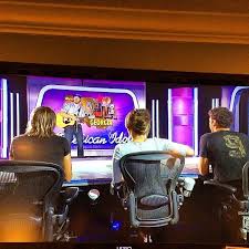 A Cadeira Aeron Marca Presenca Nesta Temporada Do American Idol Jennifer Lopez Keith Urban E Harry Connick Jr T Aeron Chairs Aeron Chair Herman Miller Aeron