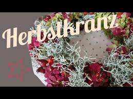 Herbstkranz Selber Binden Diy Herbstdeko Kranz Wickeln Youtube Holiday Decor Christmas Wreaths Floral Art