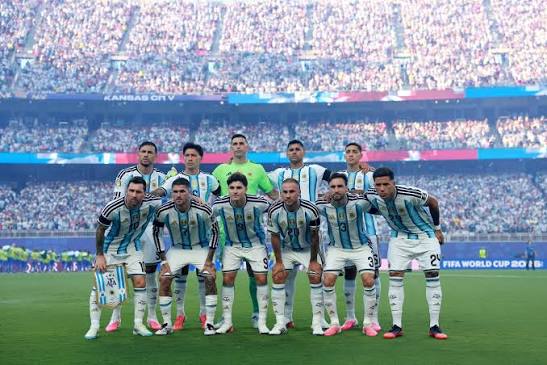 Así es un Mundial. Hay que dejar la vida por esta camiseta. LAS SEMIFINALES  NOS ESPERAN! 🩵🤍 @afaseleccion