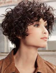 I tagli corti più belli per i capelli ricci seguono uno stile indisciplinato, una caratteristica tipica dei curly hair. 30 Tagli Di Capelli Ricci Corti Facilissimi Da Gestire Capellistyle