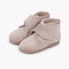 It applies to all those clothes you use for being comfortable when you're at home, not una camiseta de andar por casa; Zapatillas Casa Purpurina Botas Casa Pisamonas
