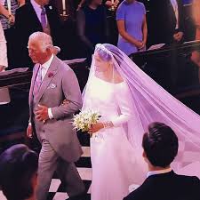 Naturlich Sind Auch Wir Bei Der Hochzeit Des Jahres Dabei Und Sind Ganz Hingerissen Vom Schlichten Aber Wundervollen Kle Royal Wedding Wedding Dresses Wedding