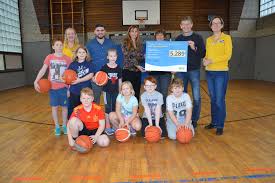 Weihnachtsbaume Fur Kindertraume Ikea Kamen Spendet Uber 5 000 Euro An Die Jugendhilfe Stadtspiegel Kamen