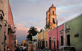 Valladolid is a tranquil bohemian town with stunning spanish colonial architecture, sacred water holes (or cenotes), and authentic yucatán cuisine. Valladolid In Mexiko Chichen Itza Und Cenoten