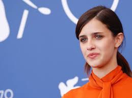 Benedetta Porcaroli è una giovane senza amici in Amanda