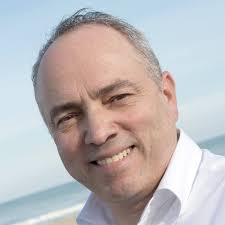 Il cardinal Zuppi scherza sul Conclave con i fedeli "Se passa un mese e non  mi vedete tornare, portatemi dei tortellini".