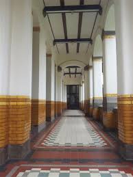 Gedung lawang sewu dibangun di atas lahan seluas 18.232 m2. Lawang Sewu Semarang Utiket