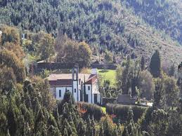 De lingerie vermelha e com as asas da marca internacional, a modelo. Vila Nova De Cerveira Convento De Sampaio Th