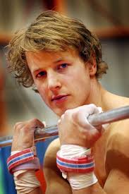 One of the favorites to win the high bar title in doha, 2012 olympic champion epke zonderland, arrived to train at the world championships just six days after his wife gave birth to their first child. Als Dat Maar Goed Gaat Nrc