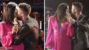 The actor is also the winner of miss world 2000 pageant. Priyanka Chopra And Nick Jonas S Lip Lock Photos Getting Viral On Social Media The Primetime