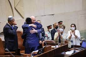 נועם מושקוביץ, דוברות הכנסת סמלי השלטון סביב שולחן אחד. Vv F484qkgnuvm
