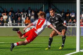 IJsselmeervogels ontsnapt aan nederlaag tegen Ajax via een 'heupdoelpunt'  van Thomas Beekman