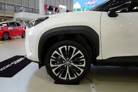 ヤリスクロスを見てきた 正直 ここまで 日本車っぽくない トヨタは見たことがない トヨタエンブレムがなければ欧州メーカーのクルマのようだ トヨタ ホンダ シャトル トヨタ chr
