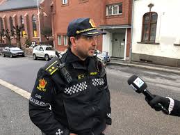 Fordi politiet har plikt til å beskytte alle ytringer vil politiet tillate motdemonstrasjoner og gi de som demonstrerer eller de som. Ulykker Og Hendelser St Hanshaugen Politiaksjon I Akersveien Mann Observert Med Vapenliknende Gjenstand