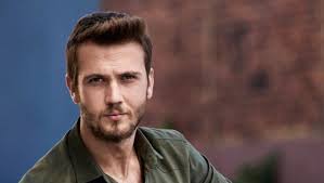 Aras had at least 3 relationship in the past. Aras Bulut Iynemli Kimdir Aras Bulut Iynemli Kac Yasinda Nereli