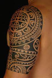 Tanto es así, que se creía que la persona que estaba más tatuada, era la que más respeto tenía. 1001 Ideas De Tatuajes Maories Y Su Significado En La Cultura Polinesia Tatuaje Maori Tatuaje Maori Hombro Y Tatuajes Tribales