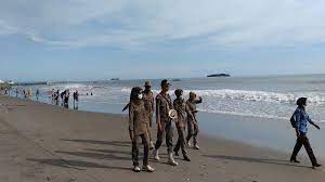 Pantai gandoriah pariaman sumatera barat #pantaigandoriah #diarydimura. Petugas Satpol Pp Kelilingi Pantai Gandoriah Dan Pantai Kata Pariaman Perketat Protokol Kesehatan Tribun Padang