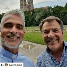 🙏 @patermaxop #Repost @patermaxop with @make_repost ・・・ In München habe  ich Patrick Lindner in der Kirche St. Maximilian getroffen, um ihn für den  #sogesehentalkamsonntag in @sat.1 zu interviewen. Mich hat beeindruckt, wie