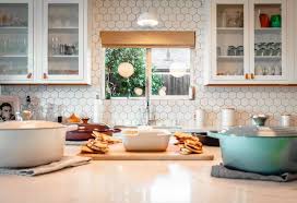 Les formats de carrelage dévolus aux salles d'eau et aux cuisines auront du mal à trouver une place dans un salon ; Comment Choisir Le Carrelage Mural Pour Sa Cuisine Carrelage Io Blog