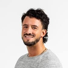 Justin Hewett's Instagram, Twitter & Facebook