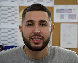 Un troisième animateur