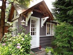 Gartenhaus Ideen Mit Charmantem Und Stilvollem Design Hutte Gartenhauser Bauerngarten Kleines Haus Aussen