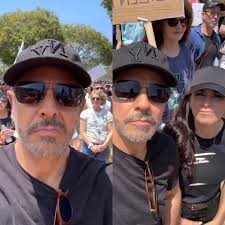 Eugenio Derbez se encuentra en una marcha en estos momentos para apoyar a  los inmigrantes latinos.