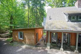Bungalow haus im landhaus stil mit holz fassade, überdachter terrasse & walmdach architektur, grundriss in uform mit offener küche. Das Haus Seehause Am Mohnesee