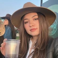 Marissa Cisneros (@marifanning19)