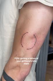 史上最も“イタい”タトゥー！？ 恋人の歯形をタトゥーにしたカップルに「ドン引き」「理解不能」海外SNSで議論勃発