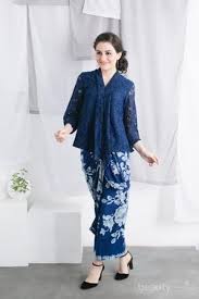 Model kebaya brokat terbaru ini bisa digunakan yang berhijab juga. 8 Model Kebaya Modern 2019 Untuk Tampil Anggun Di Pernikahan Mantan