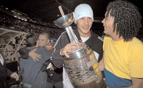 Fue algo inolvidable, la emoción, la alegría en las calles, recuerda el aficionado que bajó ayer hasta chinchiná, donde vio la sesión de fútbol que hizo el equipo con. Perlitasfutbol On Twitter Once Caldas 2004 Tras Los Festejos Rompe La Copa Libertadores Yserien Http T Co Gnbrma0caj Twitter