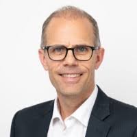 Paul Bommer's Instagram, Twitter & Facebook