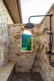 Von Wegen Regen Wir Duschen Unter Freiem Himmel Schweizer Illustrierte In 2020 Outdoor Dusche Aussendusche Aussenbad