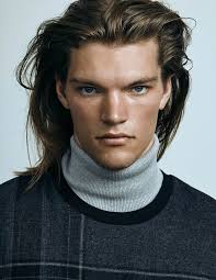 Si ritagliano poi un posto importante i tagli di capelli uomo lunghi sfumati e scalati. Pin Su Capelli Lunghi Uomo