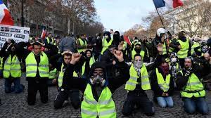 Vendredi, des manifestants avaient déjà repris cette position en signe de protestation. Video Des Gilets Jaunes Se Mettent A Genoux Devant Les Crs Lci