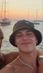 He portrays ander in netflix's elite. Aron Piper