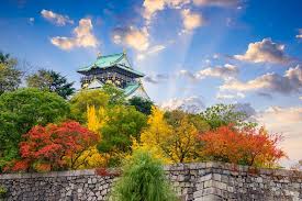 Di berbagai negara tentu memiliki ciri khas tempat wisata yang indah. Pernahkah Kamu Melihat Pemandangan Daun Merah Di Musim Gugur Di Osaka