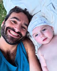 Farrell (@farrelldoeshandstands) • Instagram photos and videos