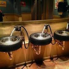 15 Idees Deco Pour Creer Des Espaces Masculins Idee Deco Garage Decorations De Sous Sol Deco Garage
