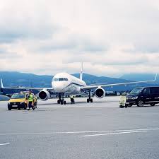 Roman abramovich and girlfriend(?) flew into st maarten from new york aboard his private boeing 767 jet. Welcome Der Chelseafc Bei Der Ankunft Am Salzburg Airport Heute Abend Spielen Die Londoner Ein Testspiel Gegen Den Fcredb Passenger Jet Salzburg Passenger