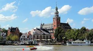To look apaun with sexual desire or contempt. Leer Deutsche Staedte Stadt Leer