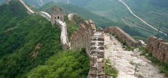 Dnešní podoba zdi byla vybudována za dynastie ming v době od konce 15. Velka Cinska Zed Cestopisnik